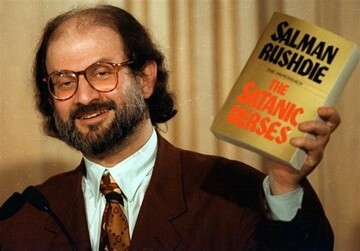 زخم عمیق بر پیکر سلمان رشدی/نویسنده مرتد یک دست و یک چشمش را ازدست داد