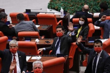 بزن بزن در پارلمان ترکیه/یک نفر راهی بیمارستان شد + فیلم