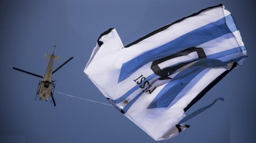 حمل پیراهن غول‌پیکر مسی با هلیکوپتر