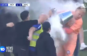 درگیری شدید هواداران دو تیم فوتبال در ملبورن/صورت دروازه‌بان ترکید! + فیلم