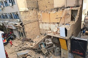 ریزش هولناک ساختمان ۲ طبقه قدیمی در تهران + فیلم
