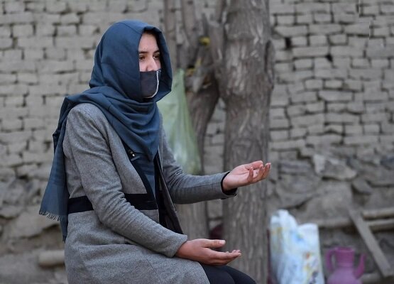 آینده سیاه یک دختر افغان؛ طالبان با ما بدتر از حیوانات رفتار می‌کند! + فیلم