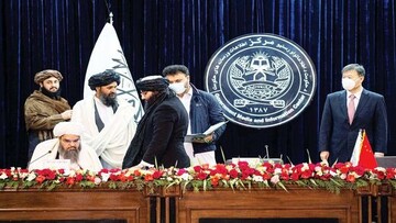بی‌ادبی دیپلمات طالبان به امیرعبداللهیان + عکس