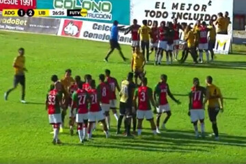 درگیری عجیب بازیکنان در لیگ فوتبال کاستاریکا + فیلم