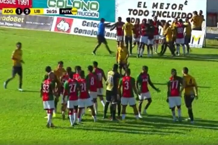 درگیری عجیب بازیکنان در لیگ فوتبال کاستاریکا + فیلم