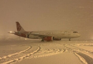 زمین‌گیر شدن هواپیماهای فرودگاه مشهد در برف و یخبندان + فیلم