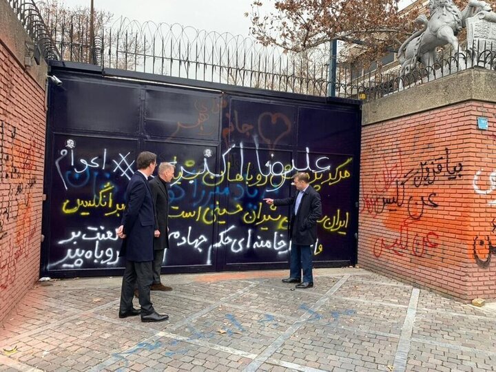شعارنویسی دوباره بر دیوار سفارت انگلیس در تهران/بازدید سفیر انگلیس از شعارها! + تصاویر