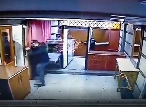 لحظه حمله مهاجم مسلح به سفارت جمهوری آذربایجان در تهران + فیلم