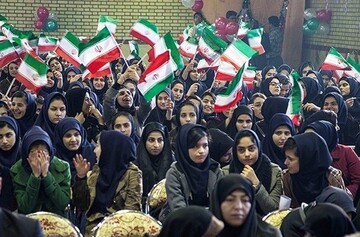 گلبانگ آغاز دهه فجر انقلاب اسلامی در مدارس سراسر کشور طنین‌انداز شد