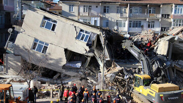 دقایقی پیش یک زلزله دیگر در ترکیه روی داد + فیلم لحظه وقوع زلزله دوم در پخش زنده