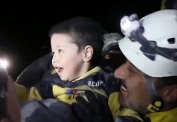 بازیگوشی عجیب کودک سوری پس از نجات از زیر آوار زلزله + فیلم