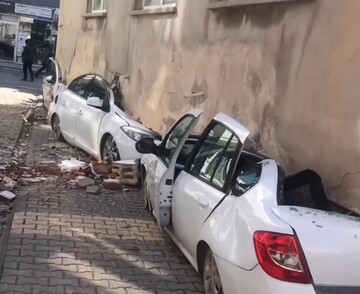 عجیب و وحشتناک | ساختمان‌های روی ماشین‌ها در زلزله ترکیه را ببینید! + فیلم