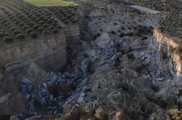 شکاف عظیم  ۲۰۰ متری که زلزله ترکیه در مزرعه زیتون ایجاد کرد + فیلم