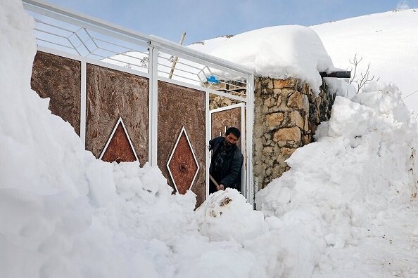 ارتفاع برف در این شهر ایران به سقف خانه‌ها رسید + فیلم