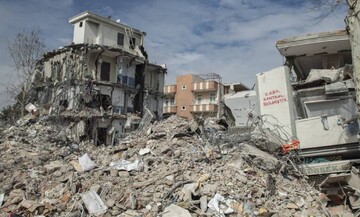 جلسه قرآن کودکان ترکیه ای در میان آوار زلزله + عکس