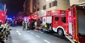 آخرین خبرها از آتش‌سوزی مهیب در خیابان بهار؛ یک آتش‌نشان به شهادت رسید