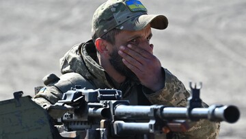 ویدیویی دلخراش از تلاش‌های یک سرباز اوکراینی برای دفاع از وطن / تلفیق چفیه و خون در باخموت