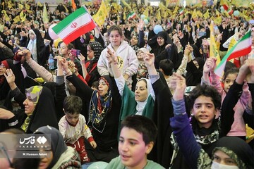 ببینید: پوشش جالب زنان در جشن نیمه شعبانِ مصلای تهران