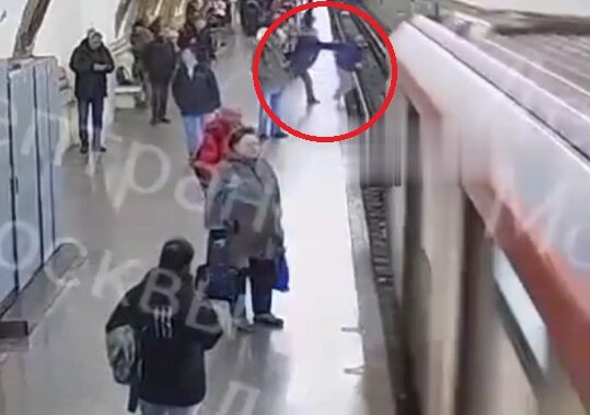 لحظه تکان‌دهنده و دلخراش هل‌دادن نوجوان ۱۵ ساله به زیر قطار مترو + فیلم