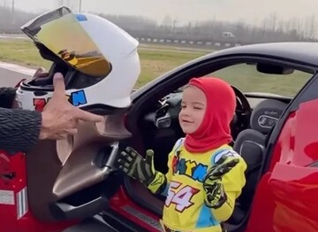 رانندگی فوق‌العاده کودک خردسال با سریع‌ترین خودروی فراری + عکس و فیلم