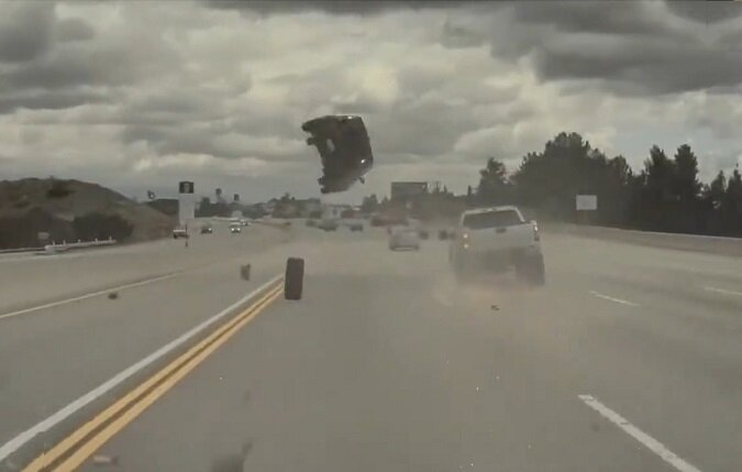 پرواز خودرو پس از رفتن روی لاستیک رها شده یک وانت + فیلم