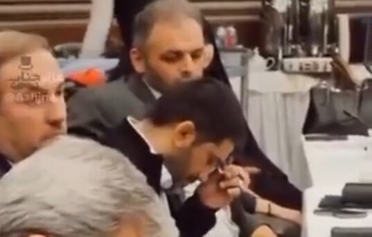 ببینید: حرکت عجیب علیرضا دبیر؛نماز خواندن وسط صحبت های وزیر ورزش!