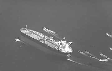 نیروی دریایی سپاه، یک نفتکش خارجی متخلف را در آب‌های تنگه هرمز توقیف کرد + فیلم
