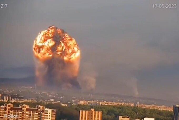 ببینید: صدها متر ارتفاع آتش این انفجار مهیب در خملنیتسکی اوکراین 