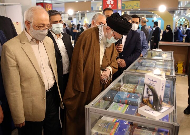 بازدید رهبر انقلاب از نمایشگاه بین‌المللی کتاب تهران + فیلم