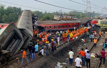 شمار قربانیان حادثه قطار در هند به ۳۰۰ نفر رسید + عکس و فیلم