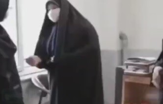 ویدیوی جنجالی جدید از همسر نماینده مجلس؛ توزیع کارت هدیه مقابل دوربین!