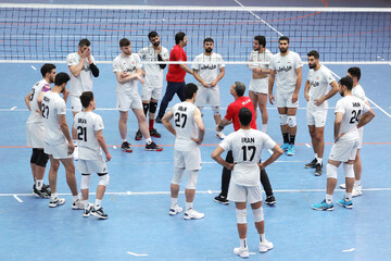تمرین شاداب ملی‌پوشان والیبال در فرانکفورت/ خواسته‌های عطایی از بازیکنانش