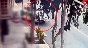 ببینید | حمله جوان قداره‌کش به ماشین پلیس در شهرک گلستان
