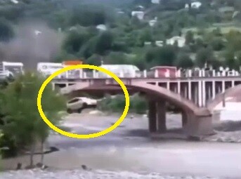 شیرجه عجیب این خودرو از روی پل به درون آب را ببینید + فیلم