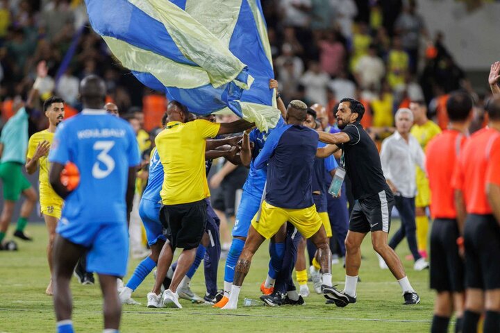 درگیری بین بازیکنان النصر و الهلال بر سر پرچم + فیلم