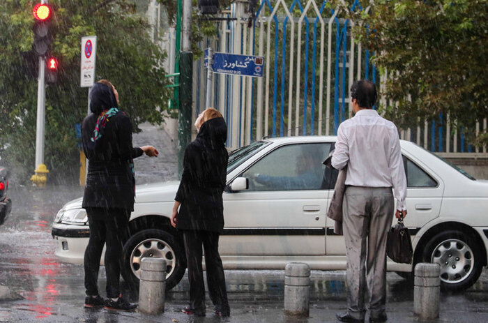 شدت بارش باران و سیلابی شدن در ۴ استان | هشدار وقوع تندباد لحظه‌ای در تهران 