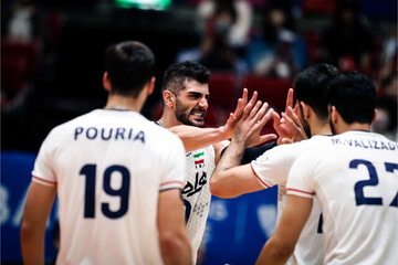 والیبال ایران قهرمانی آسیا را با برد آغاز کرد/ سنگ‌ تمام هواداران برای تیم ملی + فیلم