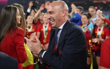 رئیس فدراسیون فوتبال اسپانیا بخاطر بوسه جنجالی سه‌ماه تعلیق شد + عکس