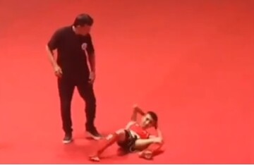 کتک زدن یک بچه توسط داور در مسابقات موی تای + فیلم