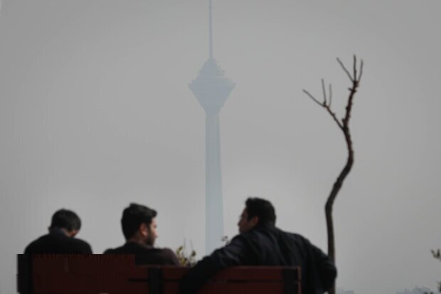 تصویری هولناک از برج میلاد در آلوده ترین روز تهران!