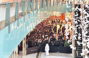 فیلم | ازدحام باور نکردنی خریداران آیفون ۱۵ در دبی مال!