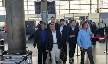محمود احمدی‌نژاد زیر تابوت حمید بهبهانی را گرفت + عکس