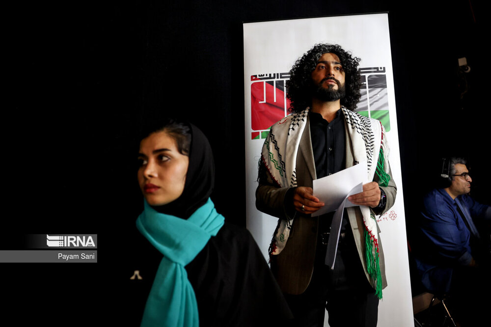 حضور خواننده سرشناس در مراسم حمایت از غزه + عکس