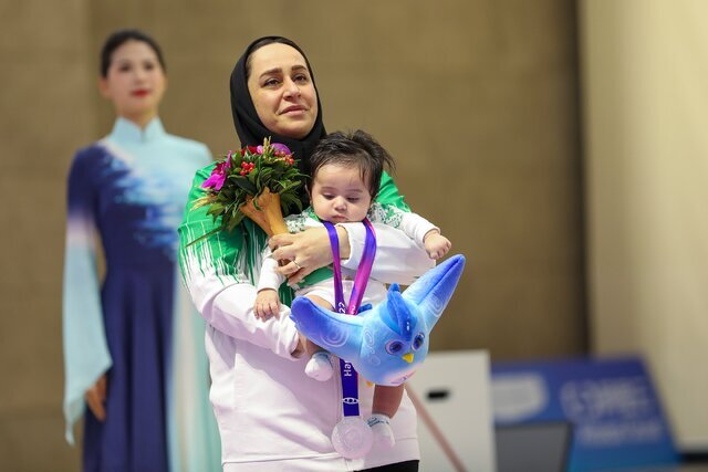 اتفاق جالب،مدال نقره بازی‌های پاراآسیایی بر گردن نوزاد ۳ ماهه ایرانی + فیلم