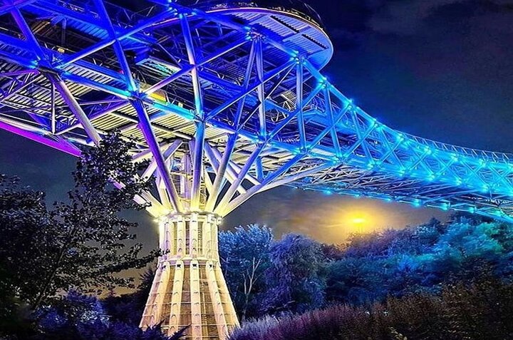 پل طبیعت امشب آبی می‌شود