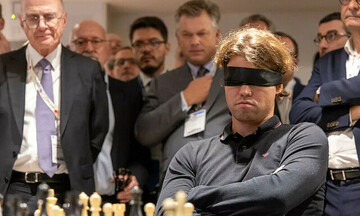 شطرنج با چشمانی بسته/ کارلسن با چشم بند، قهرمان زیر ۸ سال جهان را شکست داد + فیلم