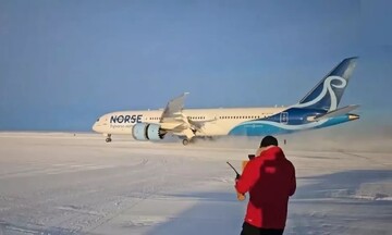 فیلم | فرود بوئینگ ۷۸۷ پهن‌پیکر بر روی باند یخ‌زده قطب‌ جنوب برای اولین بار در تاریخ