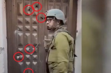 سرباز اسرائیلی خانه تخریب شده در غزه را اینگونه مسخره کرد + فیلم