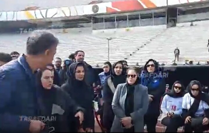 حضور عادل فردوسی‌پور در مراسم تشییع پیکر ملیکا / تشویق مجری برنامه ۹۰ توسط زنان + فیلم