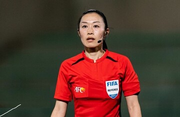 ۴۰ دقیقه از ۹۰ دقیقه بازی فوتبال هند و استرالیا به خاطر این داور زن ژاپنی در پخش زنده سانسور شد